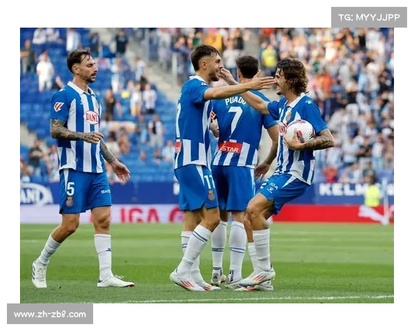 巴列卡诺主场球迷高呼口号，声援伤病困扰的球队